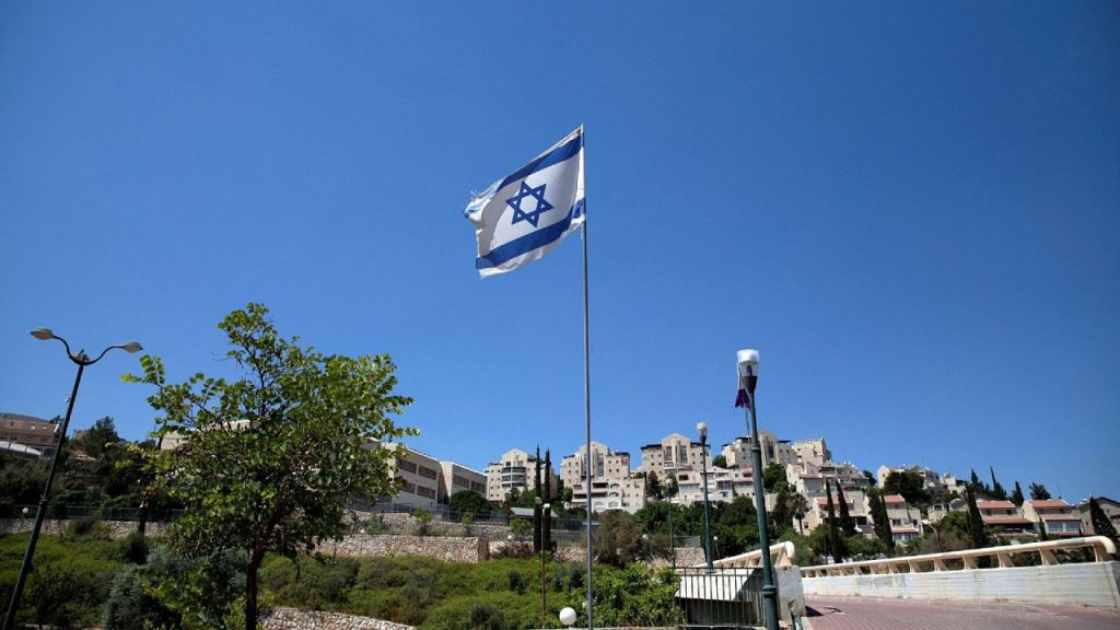 El Parlamento de Israel (Knesset) aprobó, de forma preliminar y por 25 votos contra 24, un proyecto de ley para anexionar Cisjordania reocupada. Hamas, la Autoridad Nacional Palestina (ANP), Estados Unidos y Jordania rechazaron, por separado, la decisión.