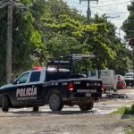 Un joven fue asesinado a balazos en una calle de terracería de la Región 530 de Cancún, luego de acudir presuntamente a concretar la venta de una motocicleta
