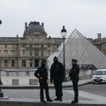 Un grupo de ladrones ingresó al Museo del Louvre este domingo y robó joyas de valor histórico incalculable, antes de darse a la fuga en cuestión de minutos.