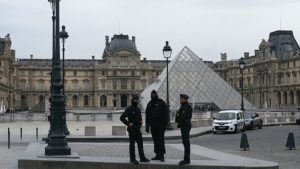 Un grupo de ladrones ingresó al Museo del Louvre este domingo y robó joyas de valor histórico incalculable, antes de darse a la fuga en cuestión de minutos.