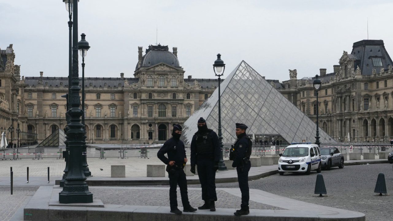 Un grupo de ladrones ingresó al Museo del Louvre este domingo y robó joyas de valor histórico incalculable, antes de darse a la fuga en cuestión de minutos.