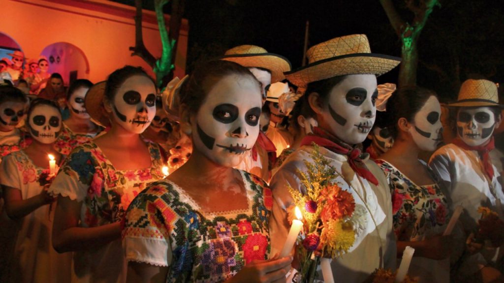 Cada año, México se llena de color, aromas y tradición para conmemorar el Día de Muertos, una celebración que honra la memoria de quienes partieron y refleja la forma en que los mexicanos entienden la muerte: no como un final, sino como una continuidad de la vida a través del recuerdo.