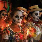 Cada año, México se llena de color, aromas y tradición para conmemorar el Día de Muertos, una celebración que honra la memoria de quienes partieron y refleja la forma en que los mexicanos entienden la muerte: no como un final, sino como una continuidad de la vida a través del recuerdo.