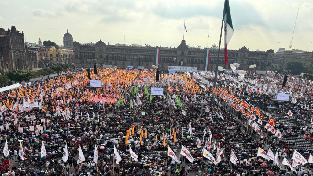 Miles de personas de distintos estados se dieron cita en el Zócalo de la Ciudad de México para escuchar el mensaje de Claudia Sheinbaum por su primer año de gobierno.