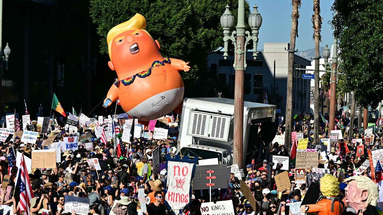 Millones de personas se movilizaron en todo Estados Unidos este sábado para protestar contra Donald Trump bajo el lema “No a los reyes”, reclamando el fin del poder absoluto y la corrupción.