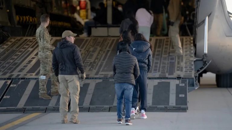 El gobierno de Donald Trump propone entregar 2,500 dólares a niños migrantes que acepten regresar voluntariamente a sus países de origen.