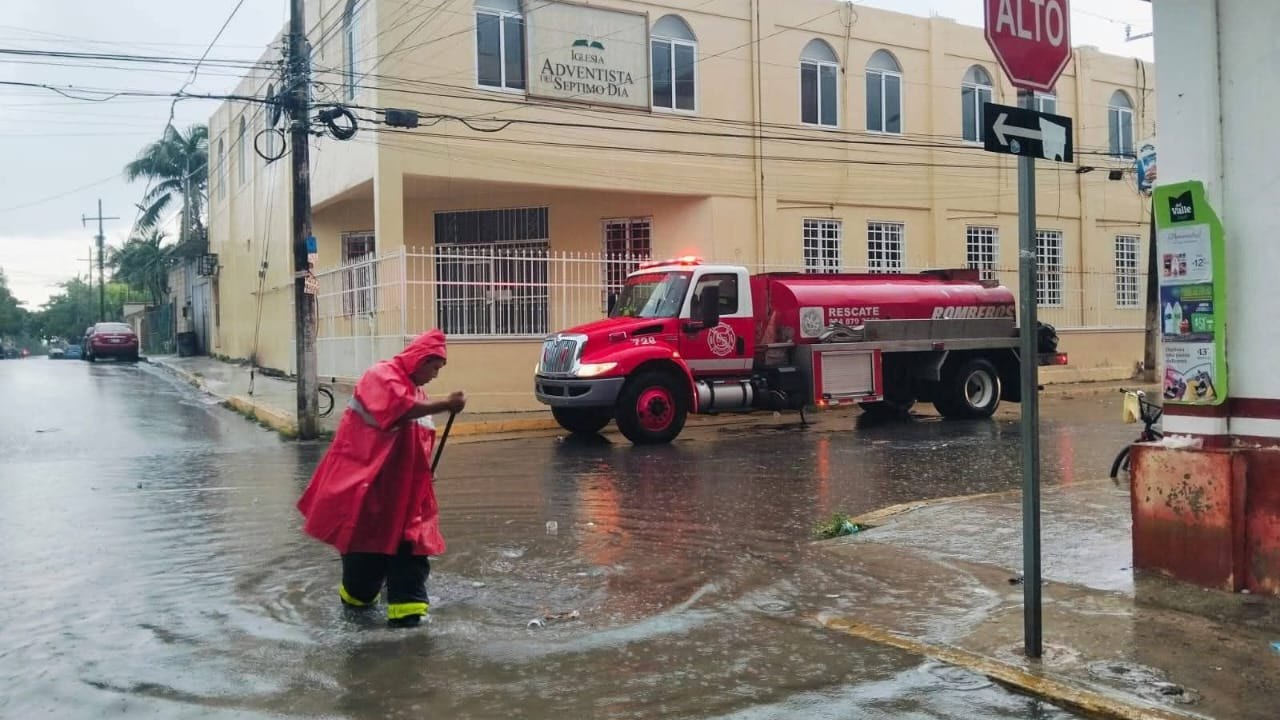 Se realizan labores de limpieza y desazolve en colonias y fraccionamientos de Playa del Carmen para prevenir inundaciones.