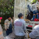 La presidenta municipal de Playa del Carmen, Estefanía Mercado, supervisó labores de limpieza y desazolve en la colonia Ejido como parte del programa “Soluciones Sin Tanto Choro”.