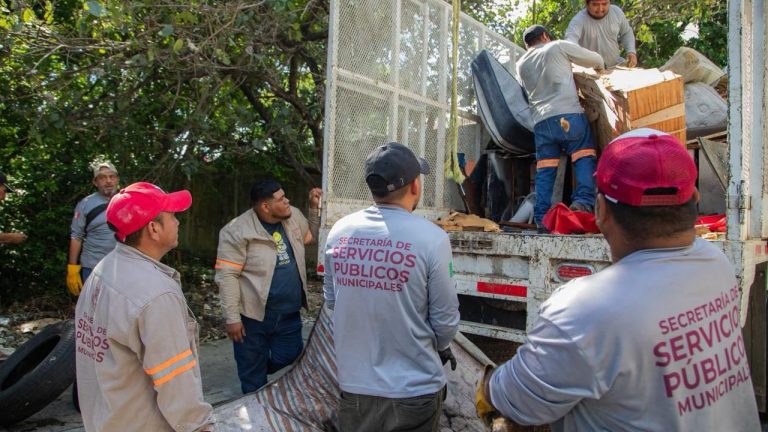 La presidenta municipal de Playa del Carmen, Estefanía Mercado, supervisó labores de limpieza y desazolve en la colonia Ejido como parte del programa “Soluciones Sin Tanto Choro”.