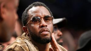 El juez Arun Subramanian condenó a Sean "Diddy" Combs a cuatro años y dos meses de prisión por cargos de trata de personas con fines de prostitución, imponiéndole además una multa de 500,000 dólares.