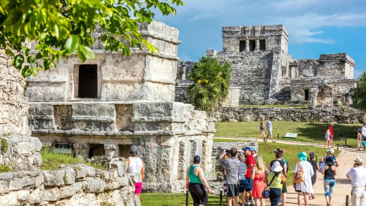 La Cámara de Diputados aprobó ajustes a la Ley Federal de Derechos que duplicarán el costo de entrada a la zona arqueológica de Tulum para extranjeros a partir de 2026.