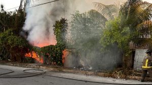 Una pareja resultó con quemaduras leves tras un incendio en su vivienda de la Supermanzana 233 de Cancún.