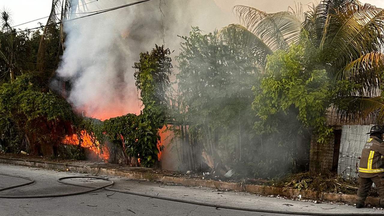 Una pareja resultó con quemaduras leves tras un incendio en su vivienda de la Supermanzana 233 de Cancún.