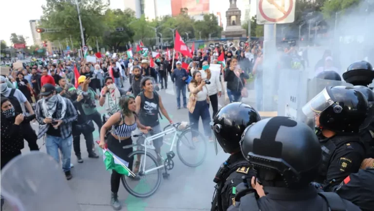 manifestantes-enfrentan-elementos-policiales-javier