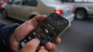 La SICT aclaró que el amparo obtenido por Uber no le autoriza a operar en aeropuertos ni otras zonas federales.