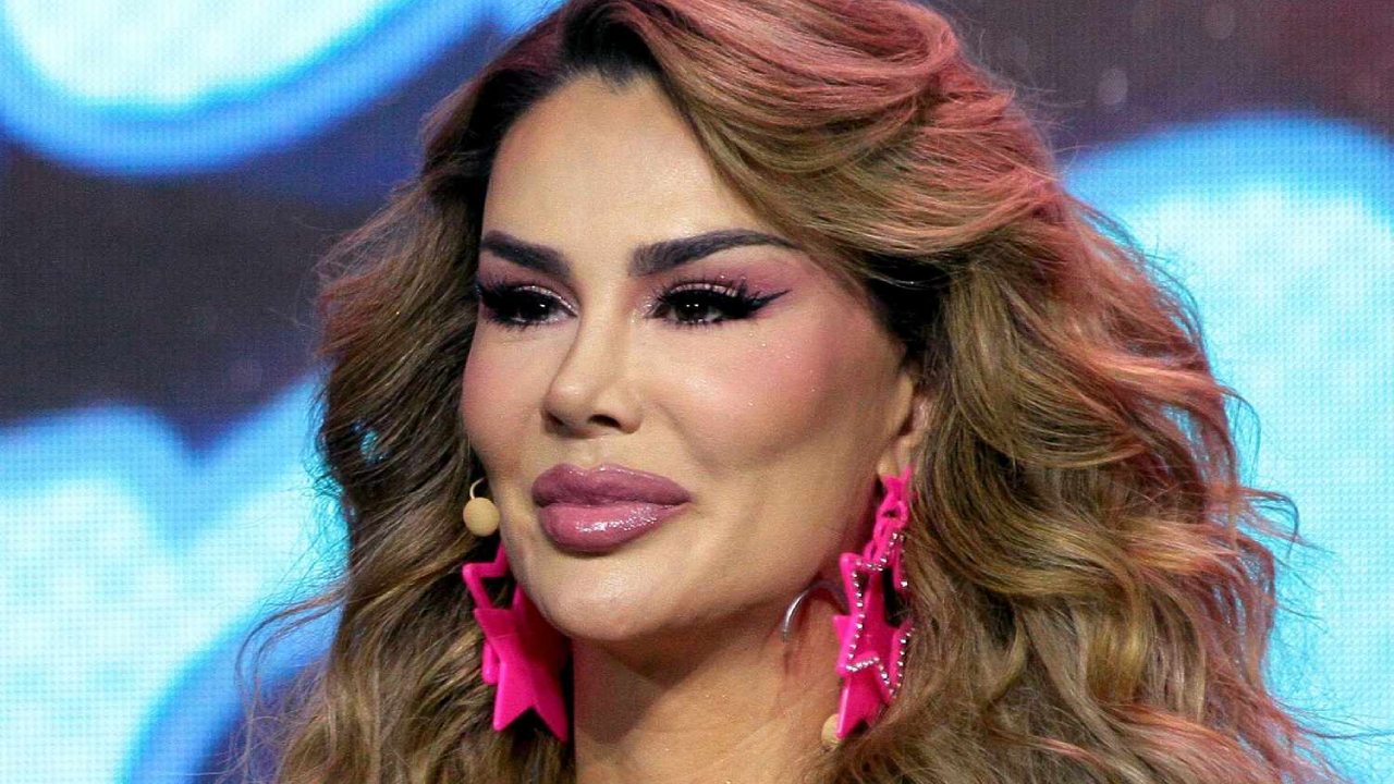 En redes sociales se difundió una fotografía antigua que muestra cómo lucía Ninel Conde antes de sus cirugías.