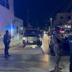 Un ataque armado en Cancún dejó un vehículo calcinado frente al bar La Oficina, presuntamente vinculado a extorsión.