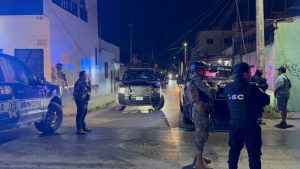 Un ataque armado en Cancún dejó un vehículo calcinado frente al bar La Oficina, presuntamente vinculado a extorsión.