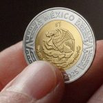La nueva moneda de un peso será más resistente y reducirá costos de producción, mientras Banxico descarta la emisión de un billete de 2,000 pesos.