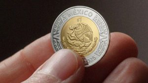 La nueva moneda de un peso será más resistente y reducirá costos de producción, mientras Banxico descarta la emisión de un billete de 2,000 pesos.