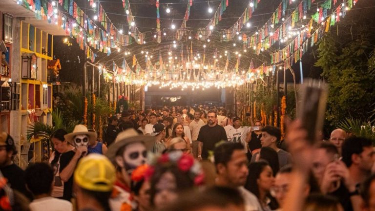 Cientos de habitantes y turistas participaron en la marcha silenciosa rumbo al Cementerio Municipal, como parte del tradicional Paseo de los Pixanes.