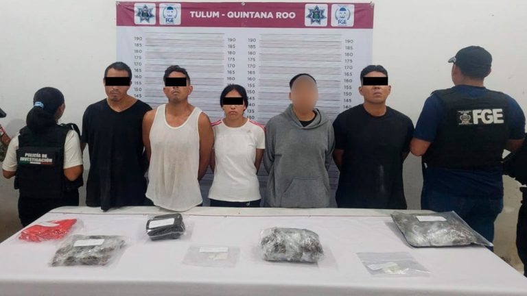 Un operativo conjunto en la carretera Boca Paila permitió detener a cinco personas, entre ellas un menor, por posesión de presunta marihuana y cocaína.