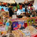 Comerciantes del Mercado 23 reportan un repunte en las ventas de productos para altares y ofrendas por el Día de Muertos.