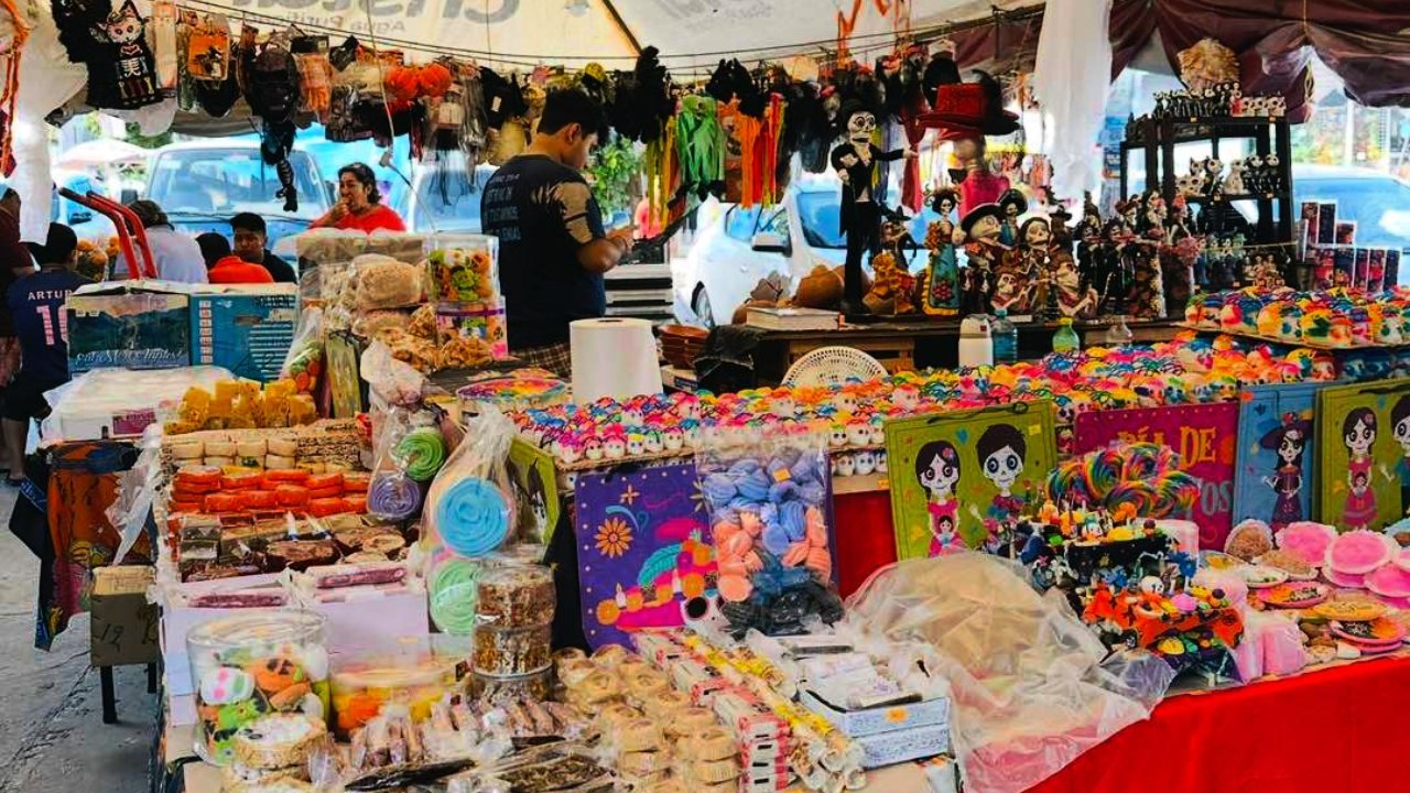 Comerciantes del Mercado 23 reportan un repunte en las ventas de productos para altares y ofrendas por el Día de Muertos.
