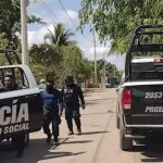 El cuerpo fue hallado envuelto en bolsas de plástico y con heridas de bala a un costado de la carretera federal 307.