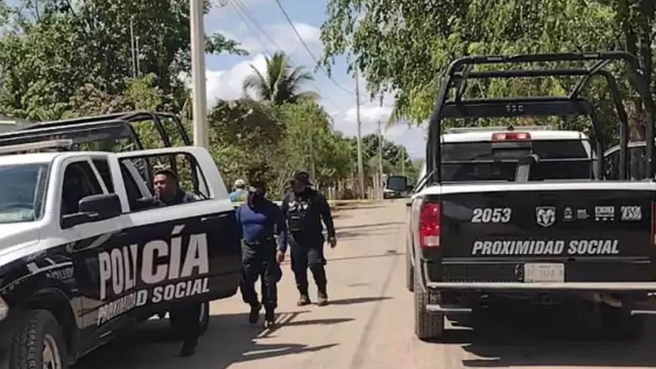 El cuerpo fue hallado envuelto en bolsas de plástico y con heridas de bala a un costado de la carretera federal 307.