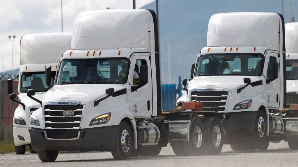 Entran en vigor aranceles de EU a camiones importados de México