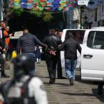 La FGE reveló que un escolta del alcalde Carlos Manzo habría ejecutado al sicario con la misma arma usada en el asesinato.