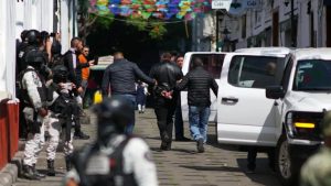 La FGE reveló que un escolta del alcalde Carlos Manzo habría ejecutado al sicario con la misma arma usada en el asesinato.