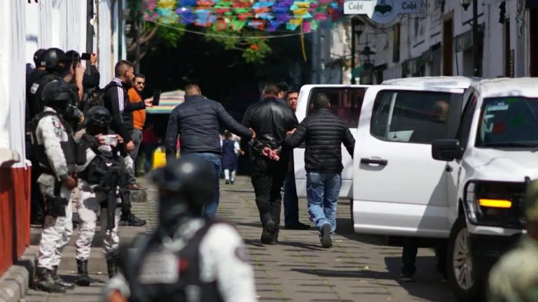 La FGE reveló que un escolta del alcalde Carlos Manzo habría ejecutado al sicario con la misma arma usada en el asesinato.