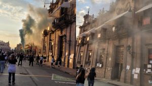 Cientos de personas marcharon en Morelia para exigir justicia por el asesinato del alcalde de Uruapan, Carlos Manzo; la movilización, que inició de forma pacífica, terminó con actos vandálicos y enfrentamientos frente al Palacio de Gobierno.