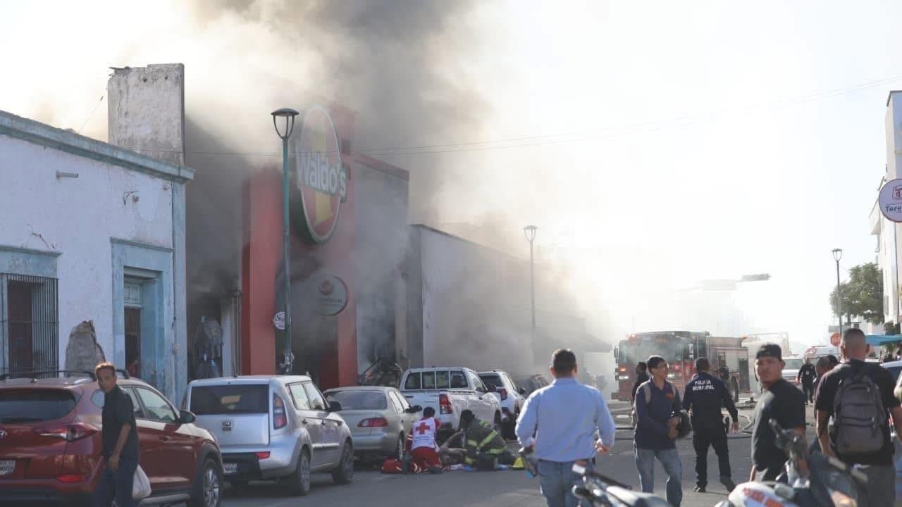 Una explosión en una tienda Waldo’s del centro de Hermosillo provocó un incendio que dejó al menos 22 muertos y decenas de heridos.