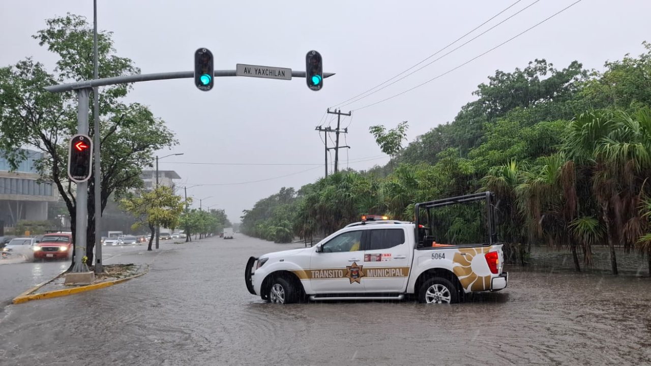 Autoridades advierten que el Frente Frío 13 traerá lluvias torrenciales y rachas de viento de hasta 100 km/h, especialmente en Veracruz, Oaxaca, Chiapas, Tabasco, Campeche y Quintana Roo.