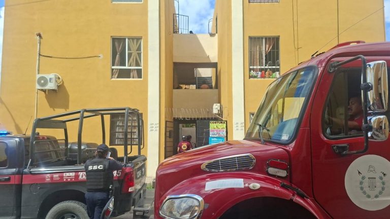 Hombre en Cancún casi cae desde un cuarto piso, lo rescatan a tiempo