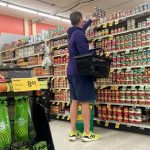 La inflación sigue afectando a los hogares estadounidenses y provoca un descenso en la aprobación de Donald Trump, pese a su estrategia de atraer inversiones.