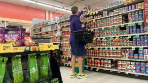 La inflación sigue afectando a los hogares estadounidenses y provoca un descenso en la aprobación de Donald Trump, pese a su estrategia de atraer inversiones.