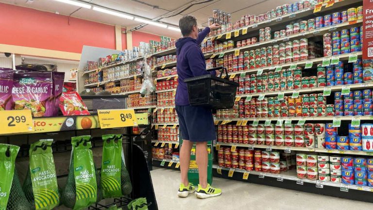 La inflación sigue afectando a los hogares estadounidenses y provoca un descenso en la aprobación de Donald Trump, pese a su estrategia de atraer inversiones.