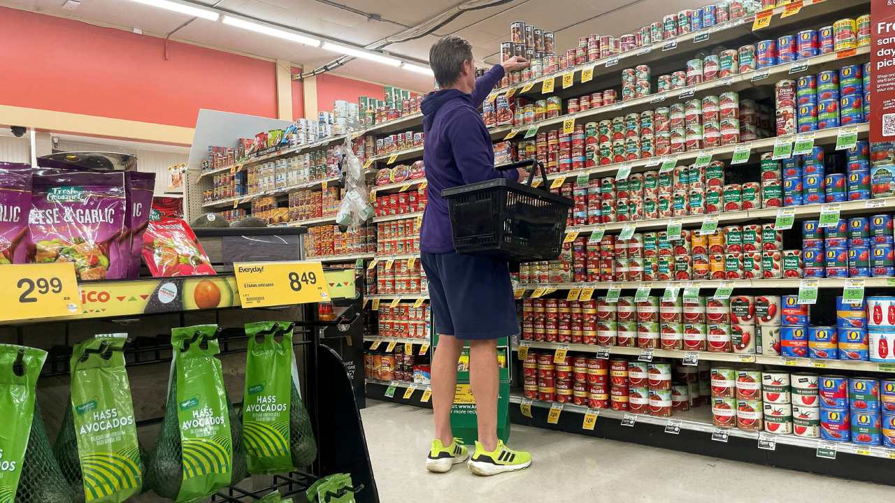 La inflación sigue afectando a los hogares estadounidenses y provoca un descenso en la aprobación de Donald Trump, pese a su estrategia de atraer inversiones.