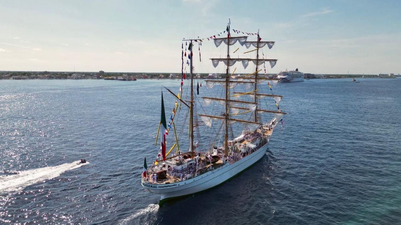 El Buque Escuela “Cuauhtémoc” arribó al muelle Punta Langosta como parte de su ruta de instrucción naval.