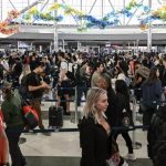 Estados Unidos enfrenta un segundo día de caos aéreo con más de mil vuelos cancelados y miles de retrasos por la falta de controladores.