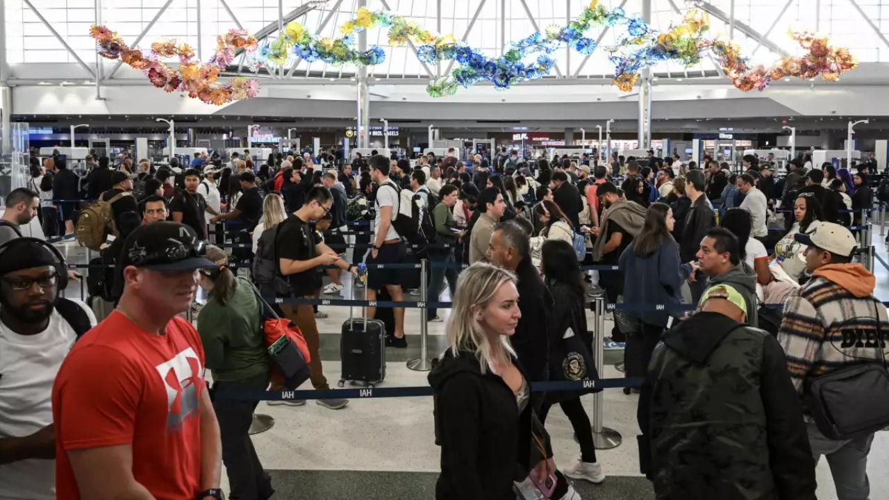 Estados Unidos enfrenta un segundo día de caos aéreo con más de mil vuelos cancelados y miles de retrasos por la falta de controladores.