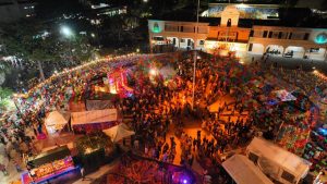 Con una multitudinaria asistencia de playenses y turistas dio en la Plaza 28 de Julio, el Janal Pixan 2025 “Pixano ob sáasilo ‘ob. Finados seres de luz”