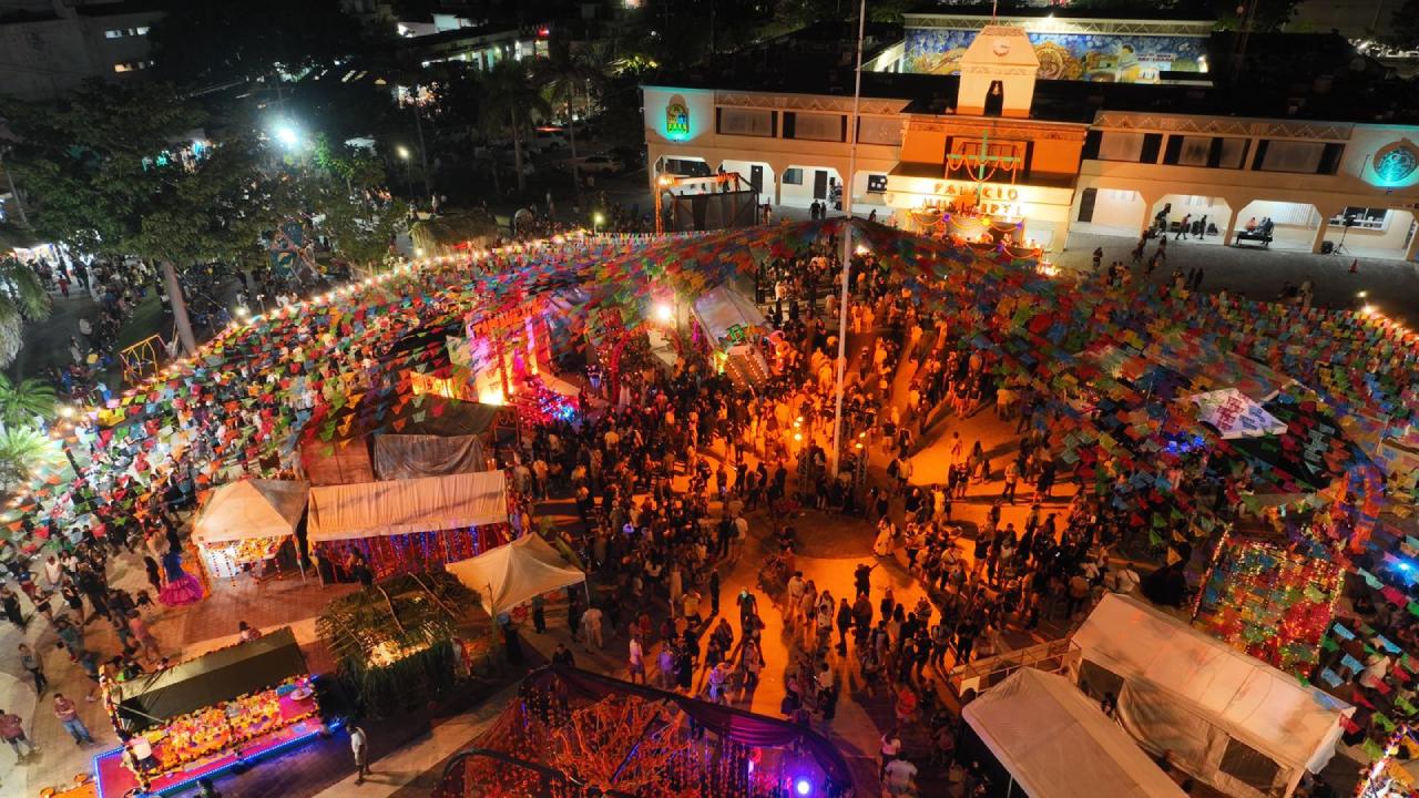 Con una multitudinaria asistencia de playenses y turistas dio en la Plaza 28 de Julio, el Janal Pixan 2025 “Pixano ob sáasilo ‘ob. Finados seres de luz”