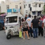 El conductor de un mototaxi resultó lesionado luego de ser impactado por un automóvil que se dio a la fuga en Playa del Carmen.