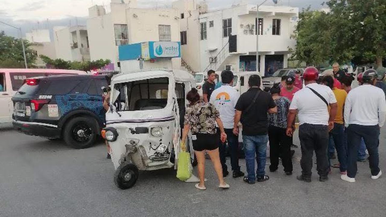 El conductor de un mototaxi resultó lesionado luego de ser impactado por un automóvil que se dio a la fuga en Playa del Carmen.