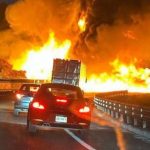 Una pipa cargada con diésel volcó e incendió la autopista México-Puebla a la altura de Ixtapaluca; no se reportaron heridos y la vialidad permanece cerrada.